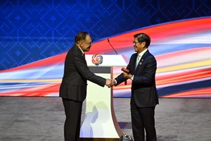 Hội nghị Cấp cao ASEAN bế mạc, Malaysia trao búa chủ tịch cho Philippines