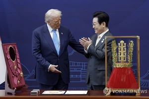 Tổng thống Lee tặng ông Trump vương miện vàng và huân chương cao quý nhất