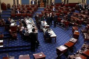 Hậu trường việc nhóm Thượng nghị sĩ Dân chủ ‘đổi phe’ ủng hộ mở cửa chính phủ