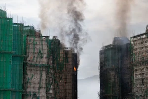 Đặc khu trưởng Hong Kong lên tiếng về giàn giáo tre sau thảm kịch cháy chung cư