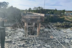 PhnomPenh đóng cửa biên giới; Cầu ở Campuchia bị F-16 phá gãy; Bangkok mở chiến dịch bảo vệ Vịnh Thái Lan