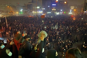 Biểu tình leo thang, Iran tuyên bố quốc tang, triệu tập đại sứ Anh