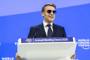 Vì sao ông Macron lại đeo kính râm khi phát biểu ở Davos?