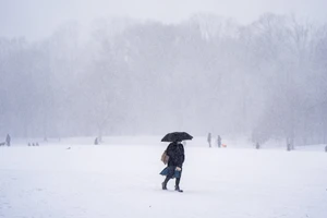 Chùm ảnh: Bão tuyết lịch sử tấn công Mỹ, hơn 10.000 chuyến bay bị hủy