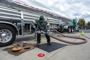 Giá dầu tăng vọt lên mức cao nhất kể từ năm 2023, sau khi ông Trump yêu cầu Iran đầu hàng