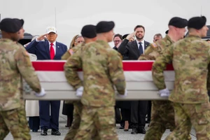 VIDEO: Tổng thống Trump dự lễ đón thi hài 6 binh sĩ Mỹ tử trận tại Kuwait 