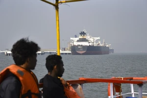 Sức nóng giá dầu và lửa chiến sự Trung Đông