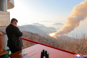 Ông Kim Jong-un giám sát thử nghiệm động cơ tên lửa nhiên liệu rắn