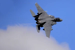 Mỹ nói tiêm kích bị rơi ở Iran là F-15 không phải F-35, thêm máy bay bị bắn khi cứu nạn 