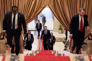 Mỹ-Iran bước vào vòng đàm phán thứ 2, eo biển Hormuz vẫn là điểm nghẽn