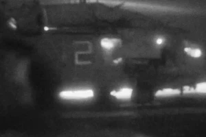 VIDEO: Thủy quân Lục chiến Mỹ đu dây xuống tàu Iran ở Vịnh Oman