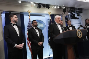 Ông Trump họp báo sau vụ nổ súng ở tiệc báo chí, thông tin về nghi phạm 