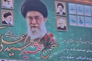 Đồn đoán quanh bức họa Lãnh tụ tối cao Iran Mojtaba được vẽ chung các nhân vật đã qua đời