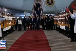 VIDEO: Tổng thống Trump được chào đón trọng thể khi đến Bắc Kinh 