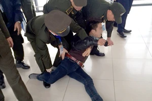 Khống chế hành khách nam 'quậy' sân bay Nội Bài