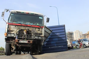 Đường lún khủng khiếp, xe đầu kéo nghiêng ngả hất văng cả container