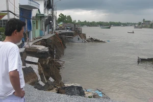 Sạt lở đường đang thi công, 2 nhà dân trôi sông