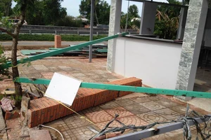 Mắc võng nằm ngủ, người phụ nữ bị trụ gạch đè chết