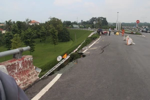 Sạt lở hơn 20 mét ở cầu vượt Thủ Đức