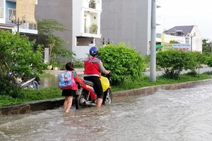 Học sinh TP.HCM bì bõm về nhà ngày đỉnh triều