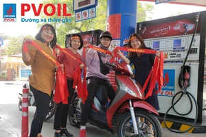 Đổ xăng, bất ngờ nhận băng đeo, stick dán cổ vũ U22 Việt Nam