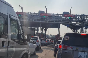 Nghỉ lễ, giao thông tê liệt ở nhiều ngả đường