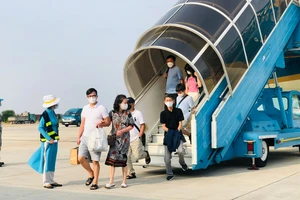 Tân Sơn Nhất tạm dừng khai thác 1 đường cất hạ cánh đến 30-4