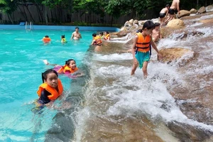 Lý do du khách ùn ùn đổ về khu du lịch Thủy Châu ngày nghỉ cuối lễ Giỗ tổ Hùng Vương