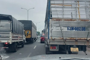 Đang kẹt xe nghiêm trọng trên Quốc lộ 1, đoạn qua tỉnh Tiền Giang