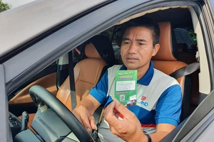 1 xe có được dán 2 thẻ thu phí không dừng?