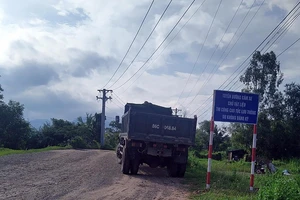 Cận cảnh những tuyến đường dân sinh ở Bình Thuận bị hư hỏng vì thi công cao tốc