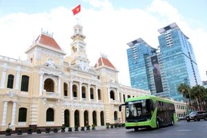 Đông đảo người dân 'bắt trend' xe điện