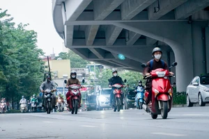 Hà Nội: Người dân ra đường co ro dưới thời tiết lạnh