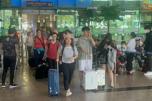 Nghỉ Tết Dương lịch 2024: Nhộn nhịp người dân rời TP.HCM