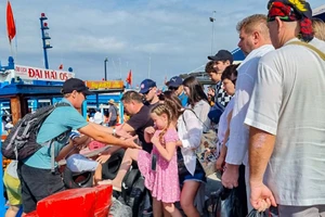 Giá vé máy bay tăng cao, du lịch gặp khó