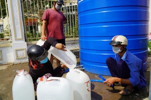 Làm thế nào để người dân không phải 'oằn mình' chống hạn mặn?