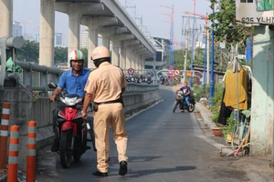 Tăng cường xử phạt xe máy chạy vào đường cấm song hành Xa Lộ Hà Nội