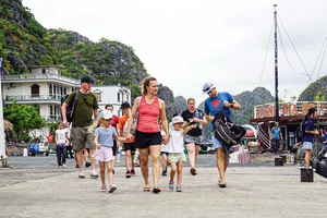 Du khách đến với Cát Bà, huyện Cát Hải, Hải Phòng sau bão số 3.