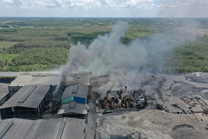 Khí thải từ nhà máy chôn lấp rác ở huyện Củ Chi. Ảnh: NC