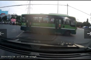 TP.HCM: Nhiều tài xế liên tục vượt đèn đỏ, sử dụng điện thoại khi lái xe