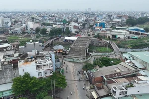 Cầu Tân Kỳ Tân Quý và đường nối Trần Quốc Hoàn - Cộng Hòa lùi ngày về đích