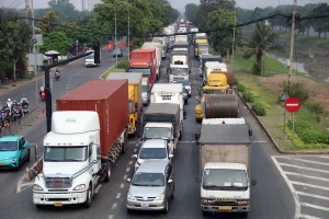 Dòng xe nối đuôi nhau kéo dài trên đường Nguyễn Văn Linh, hướng về các tỉnh miền Tây vào chiều 23-1.