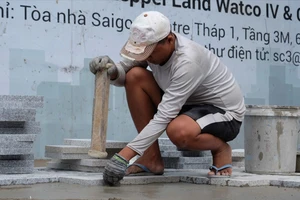 Vỉa hè ở trung tâm TP.HCM được ‘thay áo mới’ để chào mừng Lễ 30-4