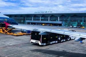 Ngành du lịch xoay sở khi 2 sân bay tạm đóng cửa