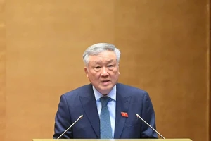 Ông Nguyễn Hòa Bình thuyết trình trước Quốc hội về Trung tâm tài chính tại TP.HCM và Đà Nẵng