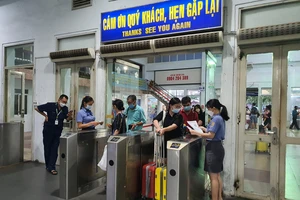 Cao điểm hè, hành khách khó mua vé tàu hỏa cận ngày đi