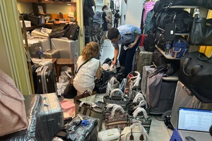 Cục Quản lý và Phát triển thị trường trong nước (Bộ Công thương) kiểm tra các cơ sở kinh doanh bên trong khu chợ Saigon Square. Ảnh: HỒNG THẮM