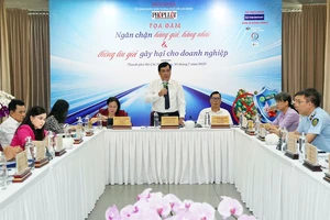 Ông Nguyễn Thái Bình, Phó Tổng biên tập báo Pháp Luật TP.HCM, phát biểu khai mạc Tọa đàm “Ngăn chặn hàng giả, hàng nhái và thông tin giả gây hại cho DN”.