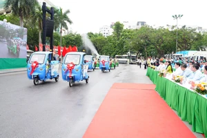 Hà Nội đưa xe thu gom rác loại mới vào hoạt động tại các phường trung tâm