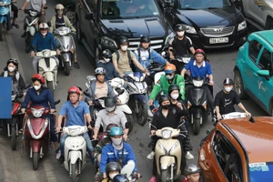 Cấm xe máy xăng: Hà Nội đề xuất 3 mức hỗ trợ bằng tiền mặt để người dân chuyển đổi sang xe điện